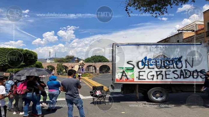 Normalistas se manifiestan en las Tarascas, retienen camiones