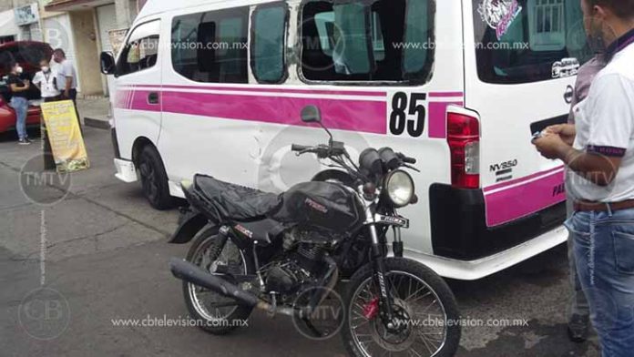 Motociclista queda herido al chocar con una combi en la Molino de Parras