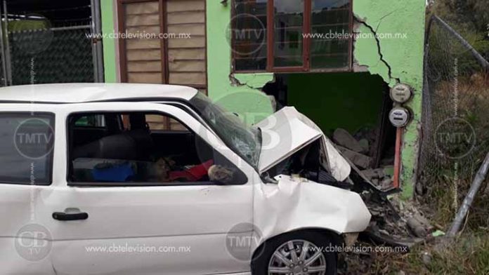 Auto se mete a una casa y el chofer muere en Tarimbaro