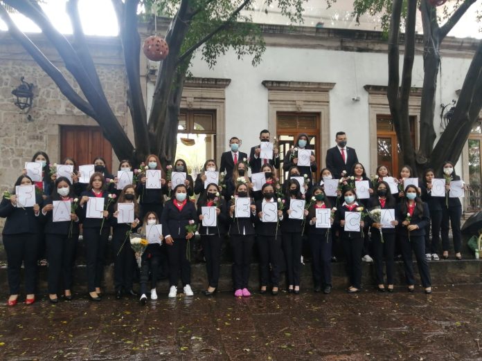 Compañeros de Jessica realizan fotografía de generación con homenaje en su nombre