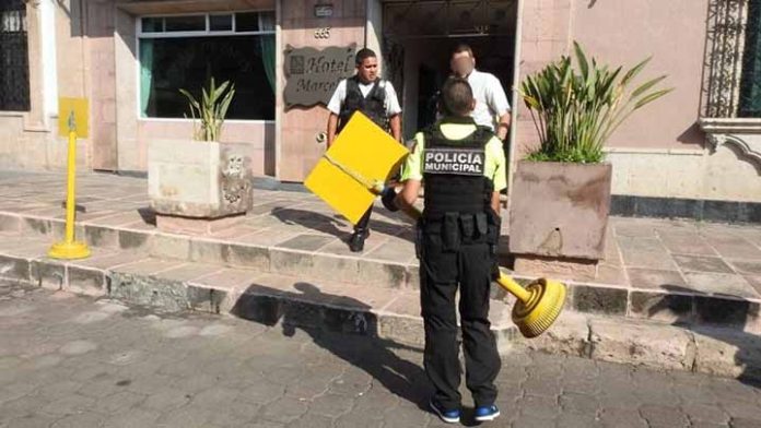 En Morelia retiran siete obstáculos en la vía pública