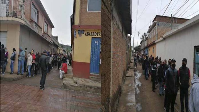 Autoridades se avientan la bolita, mientras ciudadanos esperan en filas kilométricas para recibir vacuna anti Covid-19