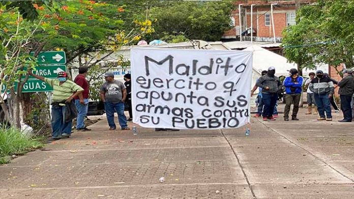 Por desesperación, habitantes intervienen en cuartel de Aguililla