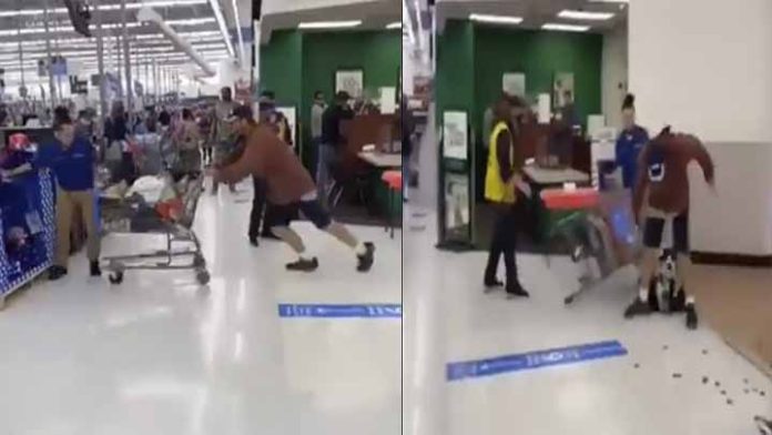 Cliente de supermercado le escupe a empleado y este lo noquea
