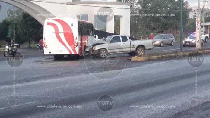 Urbano se le atraviesa a una camioneta afuera de Villas del Pedregal