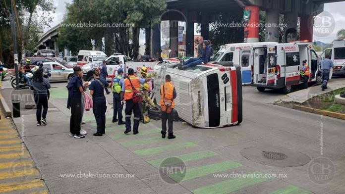 Video revela choque de auto compacto que volcó combi en Madero Poniente