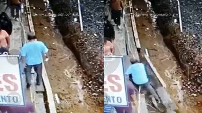 Adulto mayor se cae en las obras de la avenida Lázaro Cárdenas; queda captado en video