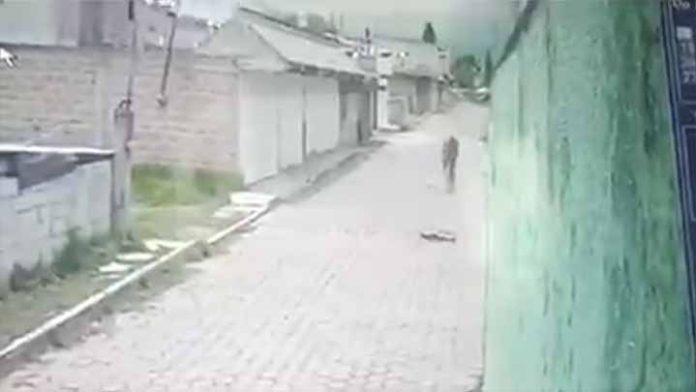 Ciclista cae en un hoyo se golpea la cabeza y muere al instante
