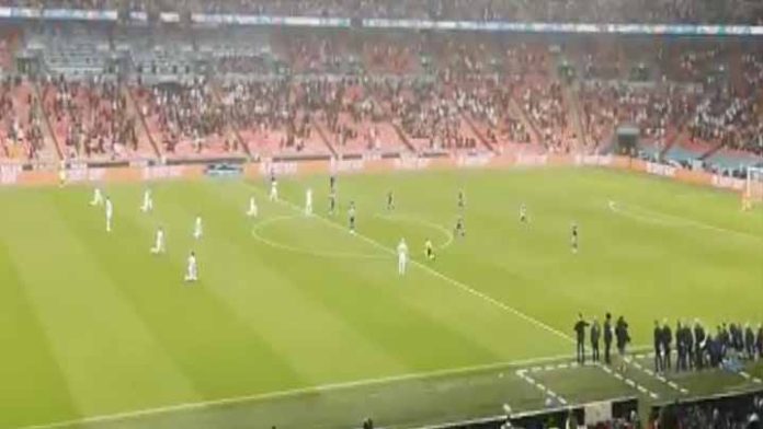 Jugadores en el Inglaterra vs Escocia se hincan como señal en contra del racismo