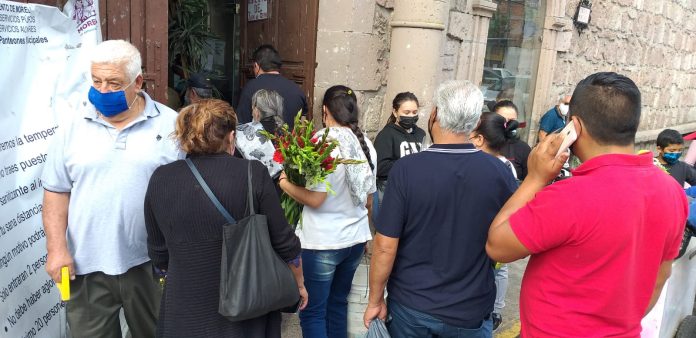 Gran afluencia de morelianos en Panteones el Día del Padre