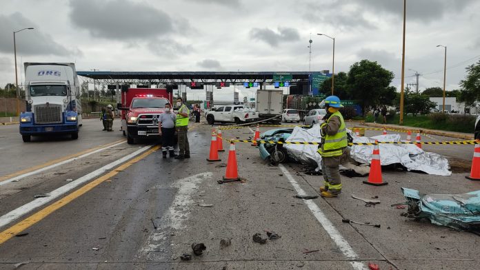 Tráiler impacta una fila de autos en caseta de Jalisco, deja 4 muertos
