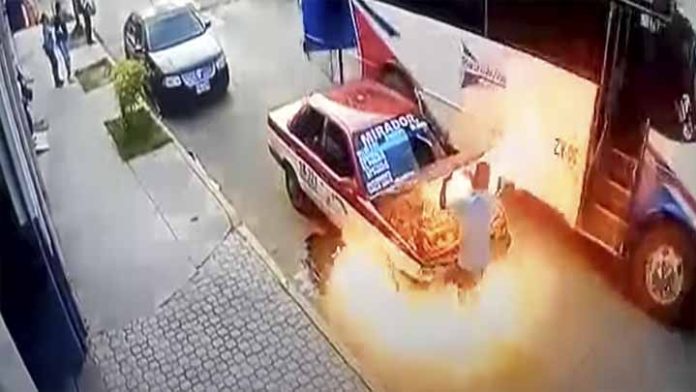 Se incendia taxi en Oaxaca cuando llevaba pasajeros