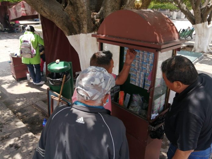 Indigente avienta y daña carrito de la lotería, policía Morelia no hace nada