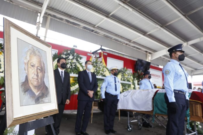 Con homenaje dan el último adiós a Carlos Mandujano, coordinador de protección civil estatal