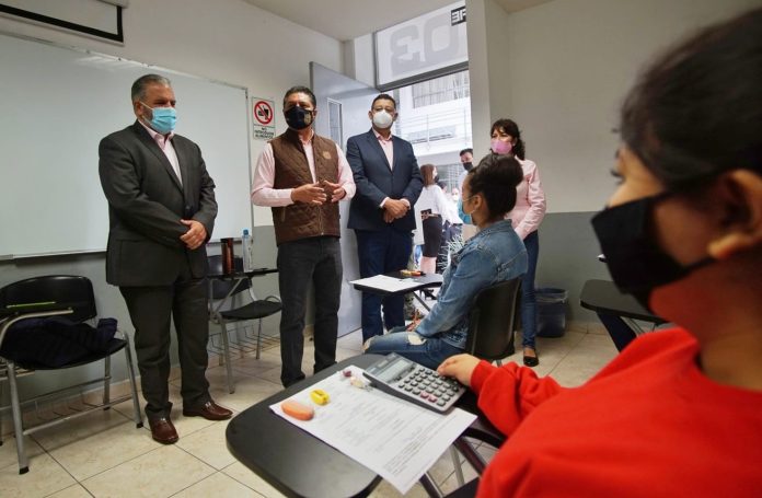 ¡Atrapada! Descubren a joven grabando examen de admisión a Medicina
