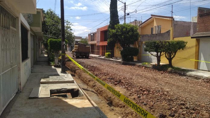 Abuelito se parte la quijada en dos tras caer en una alcantarilla destapada por obra en Prados Verdes