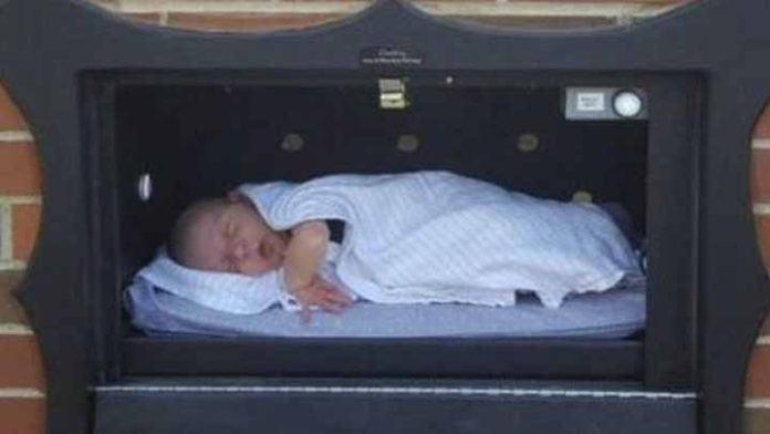 Luego de dos años vacío, dejan un bebé en buzón especial para abandonar hijos