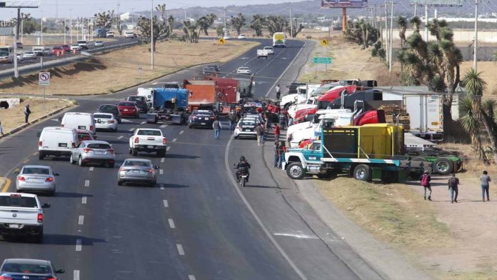 Reportan robos masivos en la carretera Arco Norte