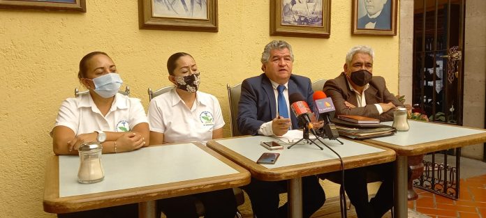 Desalojan a la fuerza durante la madrugada a personal médico que realizaba toma
