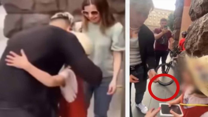 Tiktoker le quita celular a niña, solo era para el vídeo