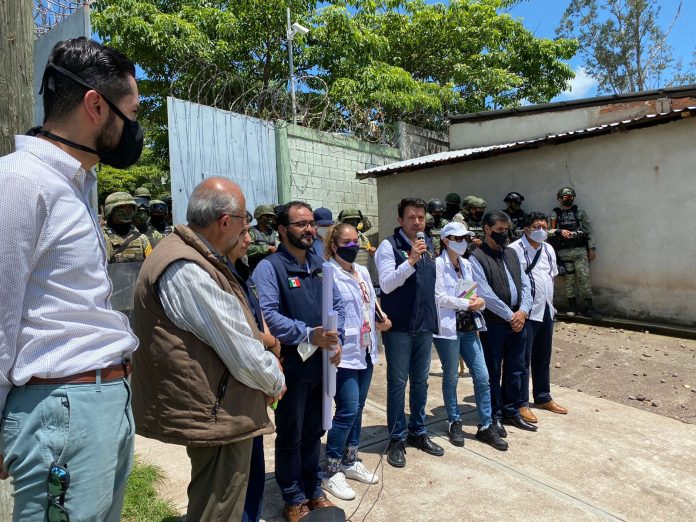 Continúan pendientes en Aguililla, reinstalarán hospital y revisarán pago de apoyos sociales