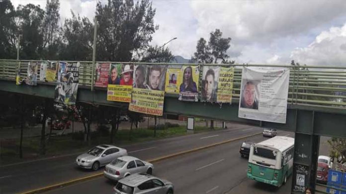 Puente peatonal se convierte en tendedero de personas buscadas