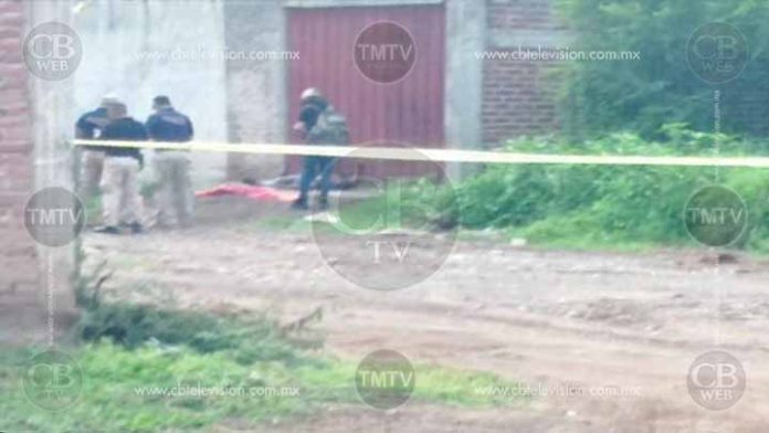 Hallan encobijado en la Varillero de Apatzingán