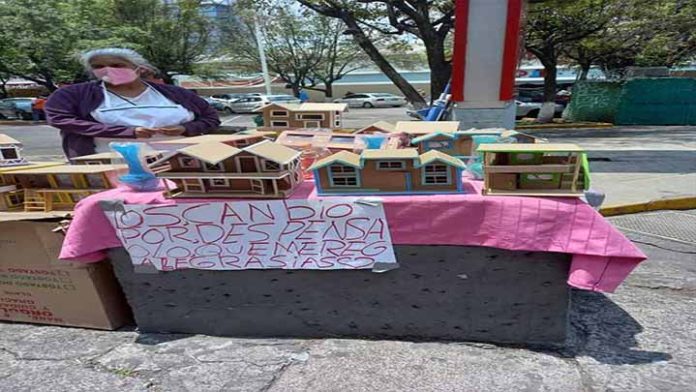 Abuelita intercambia hermosas casas de cartón por una despensa