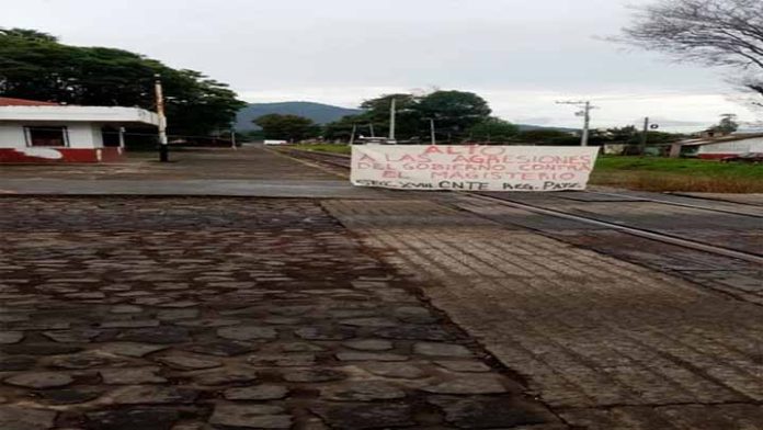 Maestros anuncian bloqueo indefinido de vías férreas en Uruapan