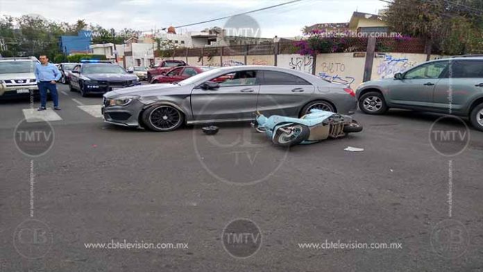 Motoneta choca contra un Mercedes Benz en la Chapultepec