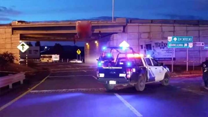 Aparecen cuerpos colgados de un puente vehicular en Zacatecas
