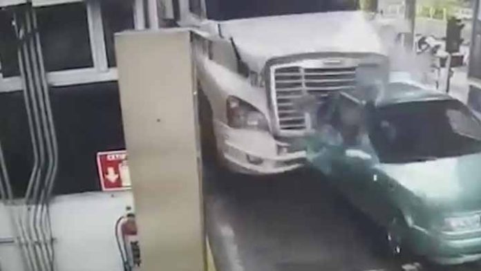 Videos revelan el momento del accidente en la caseta de Jalostotitlán