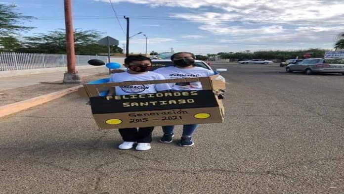 Madre construye auto de cartón para que su hijo asista a su caravana de graduación