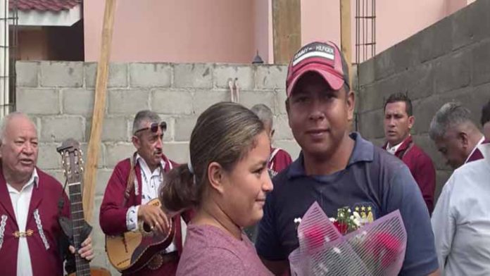 Su sueño era casarse, pero no tenía dinero y sus amigos le ayudan