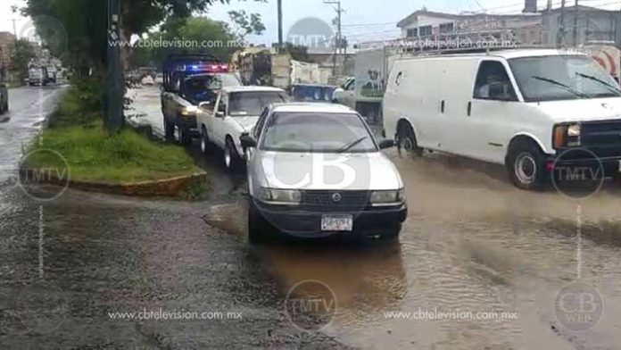 Tránsitos del Estado apoyan autos varados por lluvia en Morelia