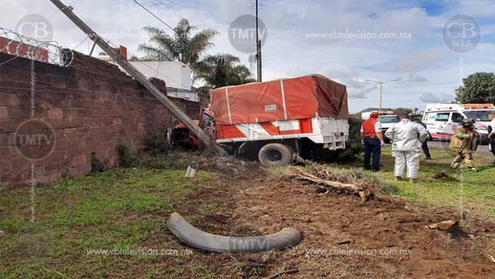 Conductor de camioneta choca con una barda y se esparce la mercancía que llevaba