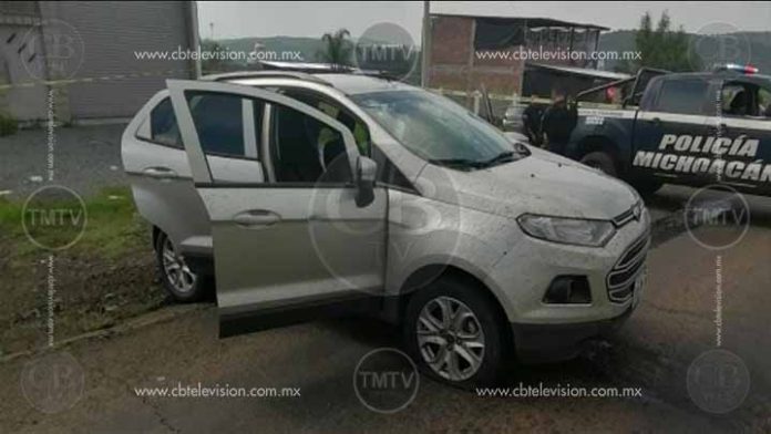 Encuentran un muerto al lado de una camioneta baleada en Zacapu