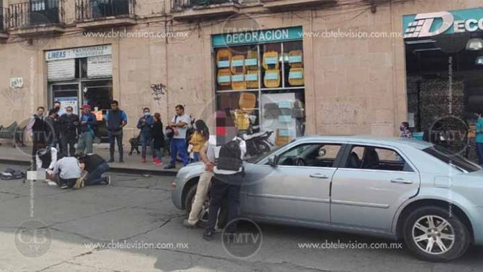 Auto embiste a una mujer en el centro de Morelia