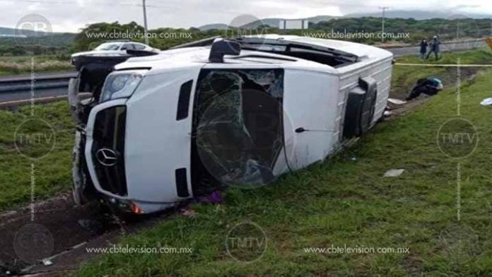 Volcadura deja una fémina muerta y tres heridos en la autopista de Occidente