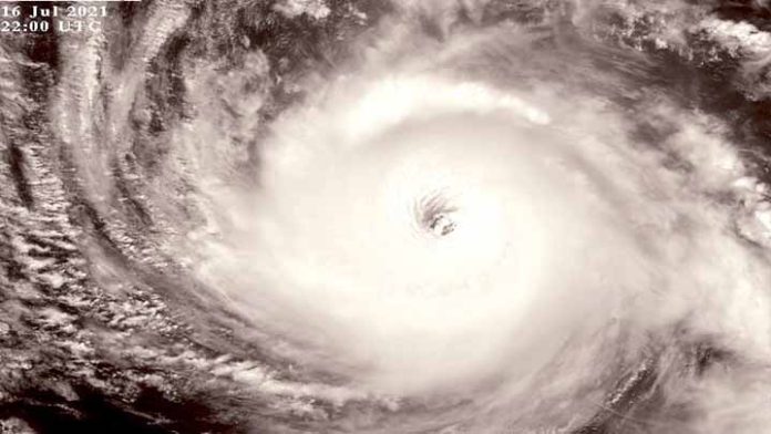 Huracán Felicia se intensifica a categoría 4 provocará fuertes lluvias en Michoacán