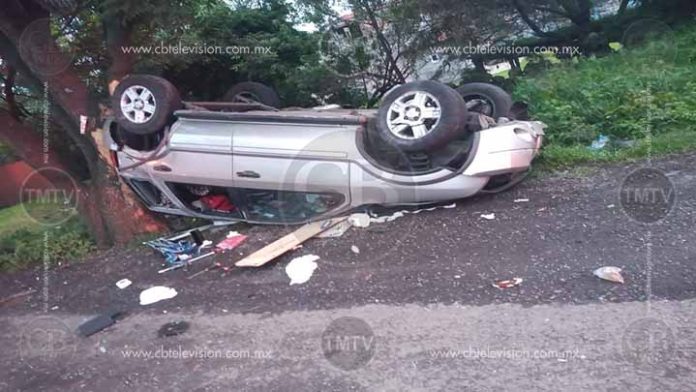 Un muerto y siete lesionados deja volcadura en la Morelia-Pátzcuaro