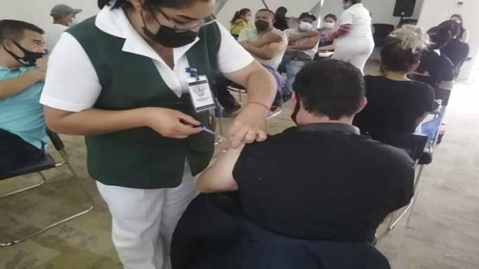 Esperanzados treintañeros hacen kilométricas filas