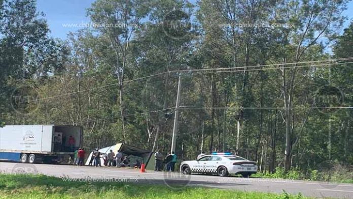 Trailer vuelca en la Morelia-Pátzcuaro