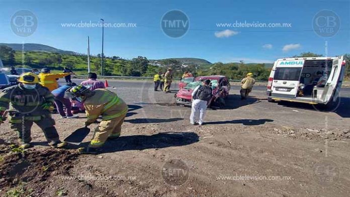 Dos heridos deja volcadura en la carretera a Ciudad Salud