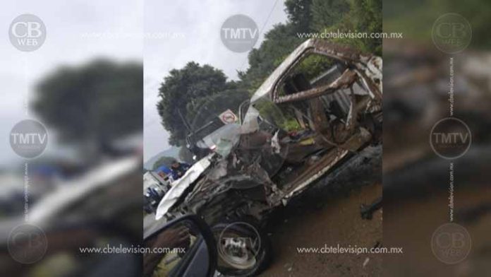 Choca su camioneta con un camión y muere en la Carapan-Uruapan