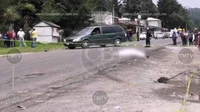 Jetta atropella y mata a fémina y un menor en Zitácuaro