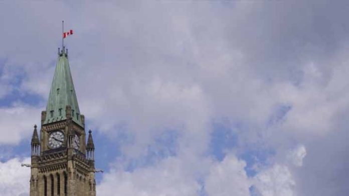 Un día de fiesta en Canadá se convirtió en luto, tras descubrimiento de tumbas de niños indígenas