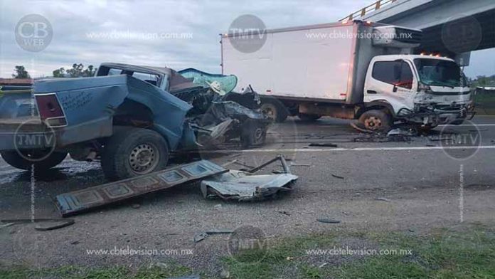 Choque de camionetas deja dos heridos graves en Tarimbaro
