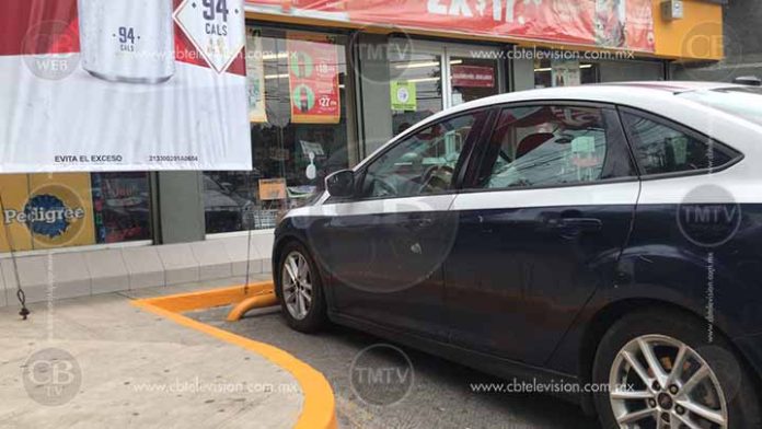 Joven se mete a un Oxxo en Morelia y roba dinero, cigarros y vino