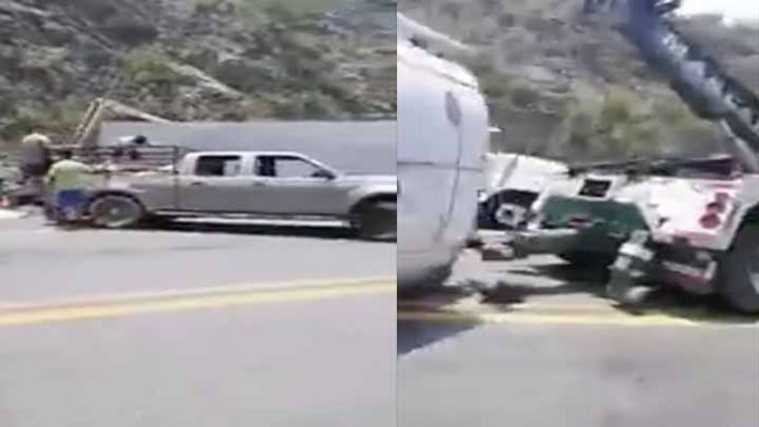 Rapiña de “pomos” de vino, tras volcar tráiler en la Siglo XXI
